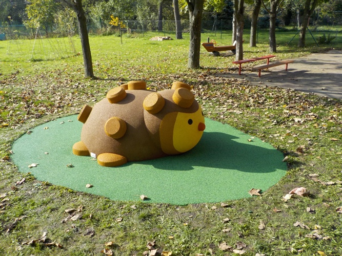 Gumowa figura na plac zabaw Jeż